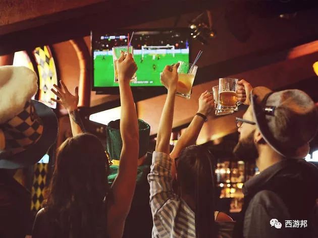 每当有重要球赛举办时,人们都会约上好友相聚在酒吧,边喝酒边看球赛