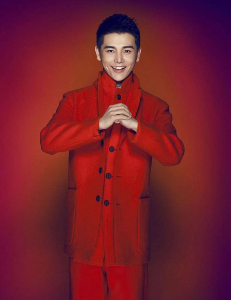 孙坚穿红衣给大家拜年了组图,帅气十足释放活力