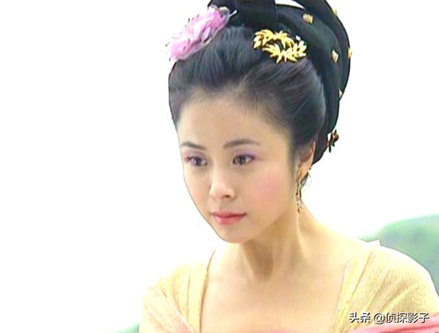 杨若兮扮演荷花仙子因聂远被贬下凡爱上徐峥却没有在一起