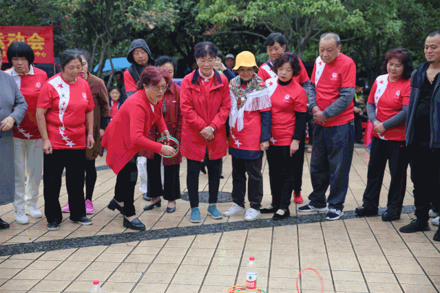 现场终于迎来了"同手同脚"终场pk比赛环节!