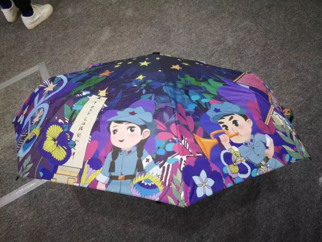 展出的产品有鞋垫,香包,印有小红军图案的背包,伞等文创产品,以独有的