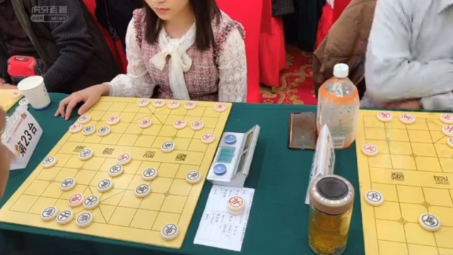 国棋第一人孙浩宇在虎牙开播近距离观赏象棋大赛的紧张场面