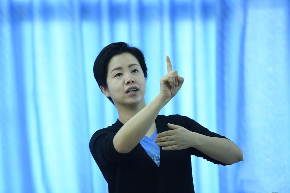 全国首位聋人考取语言学博士:生活给我10倍障碍,我就用100倍努力回击