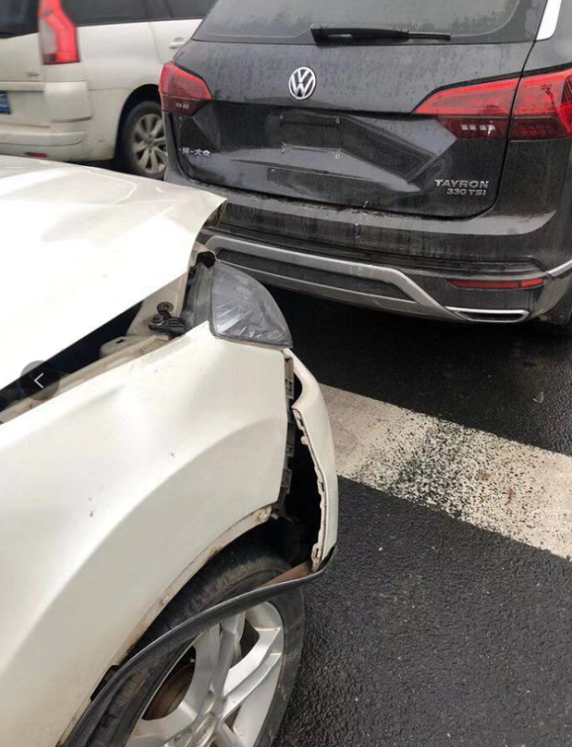 新提大众探岳遭长安cs35追尾,下车后,车主:真没买错车啊