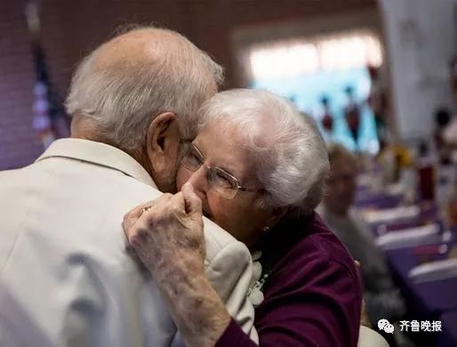 63年后这位80岁的帅老头终于娶回了高中时的前女友