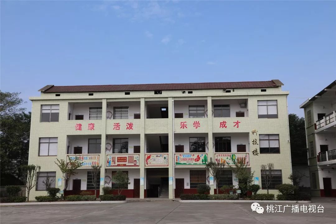 优秀教师风采杨其中十年打造现代化乡村小学