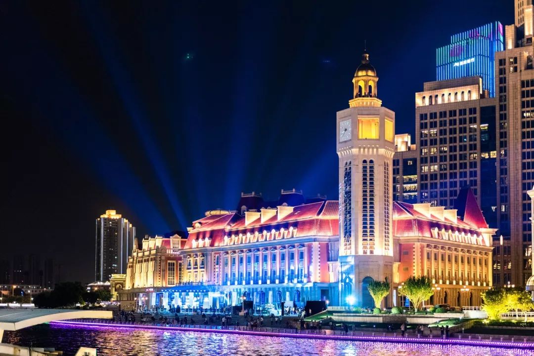 乘客可通过津湾广场站c出入口,前往滨江道,解放北路,天津市青年宫