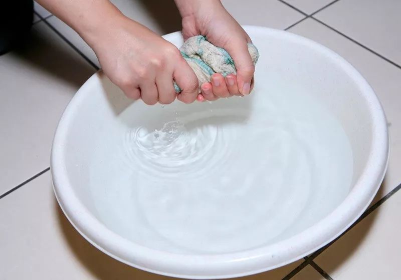 用滤盆洗,下方要用另一个水盆承接,这样留下来的洗菜水都还可以再利用