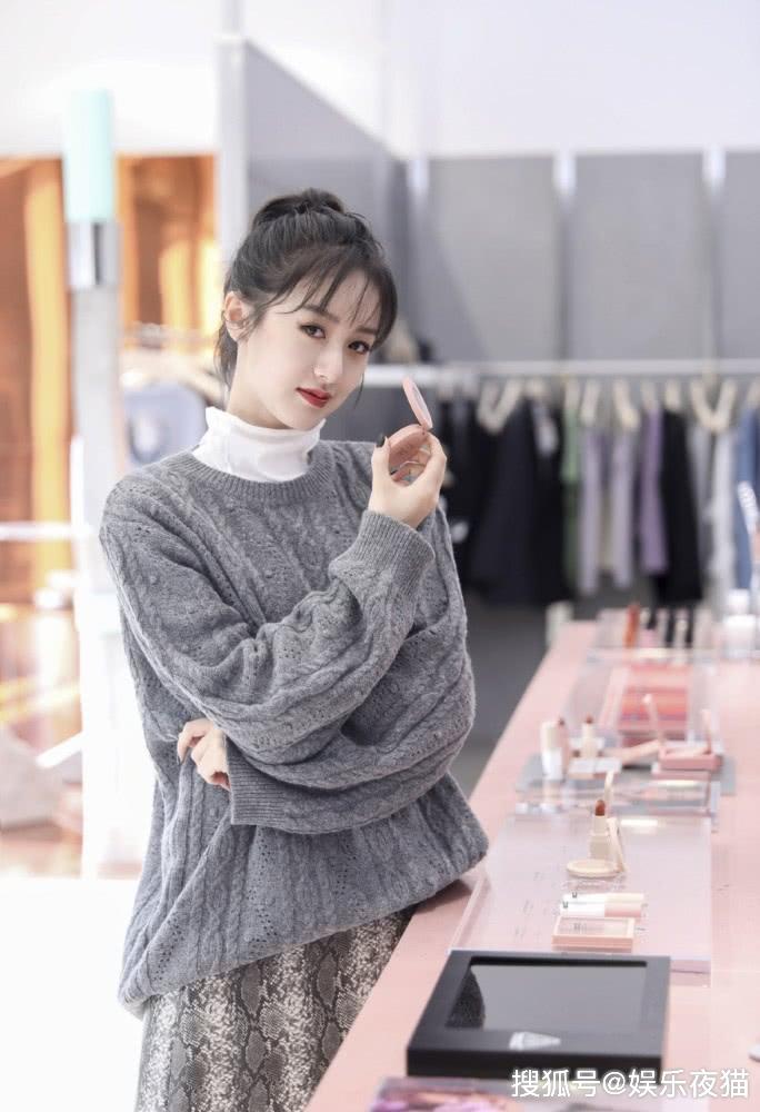 活动现场,校园女神"阮清恬"--袁冰妍身穿着宽松的灰色针织毛衣,宽宽垮