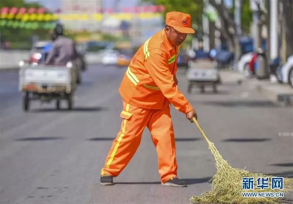 今天是环卫工人节,你愿意为他们转发吗?_垃圾