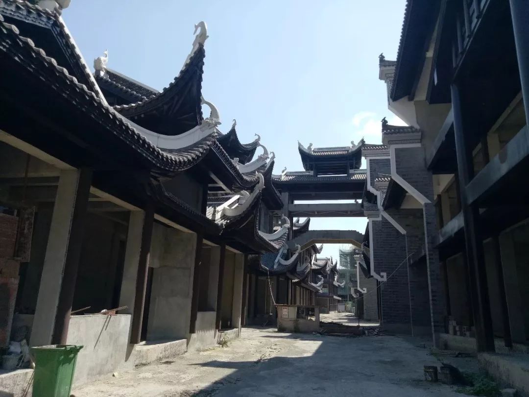 张家界文化村(古庸城),位于沙堤新村,紧邻张花高速和高铁西站,项目是