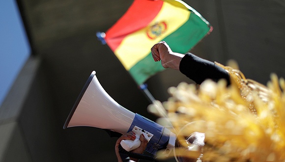 10月21日,玻利维亚拉巴斯,总统候选人梅萨的支持者在第一轮总统选举