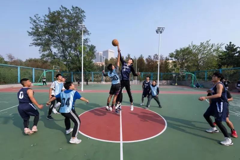 一朝球场青春洒百年母校贺华章2019年迎新杯篮球赛热血再战青春不停