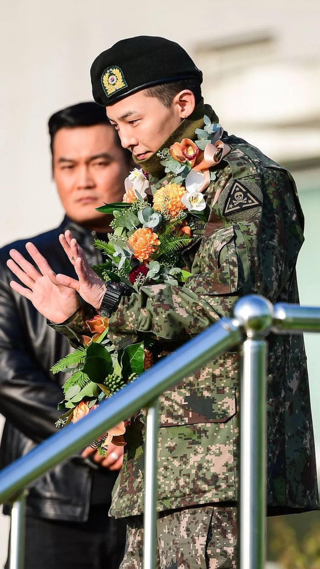今日,g-dragonn权志龙完成国防义务后从龙仁陆军地面作战司令部正式