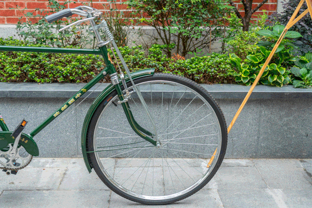 老上海小洋楼里的老北京火锅,鸟笼里的潮流球鞋,各种字体的店名体现