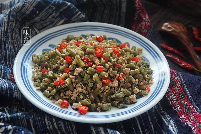 自制無水醃製的酸豆角,跟肉末一起炒,這點飯不夠吃啊!_方法