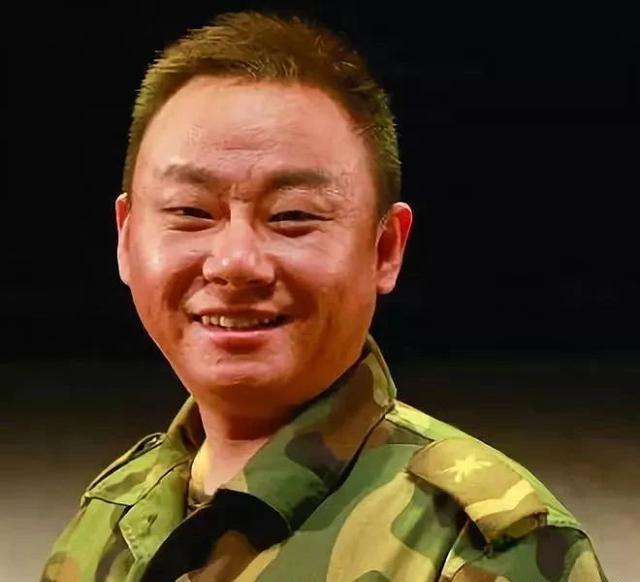 50岁小品演员邵峰,8次登上央视春晚,照顾患病妻子多年不离不弃