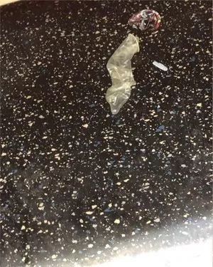 甚至还有姨妈血等血液一样的东西,挑战极限的是一滩滩呕吐物,在地板上