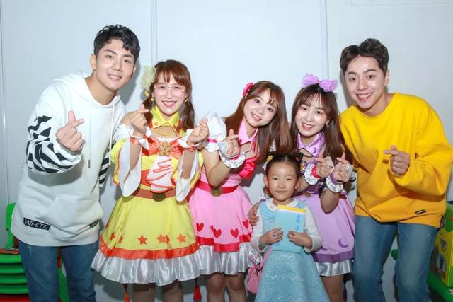 伶可家族合照抽取的特别拍照券小伶英语app的抽奖活动是通过这20张特