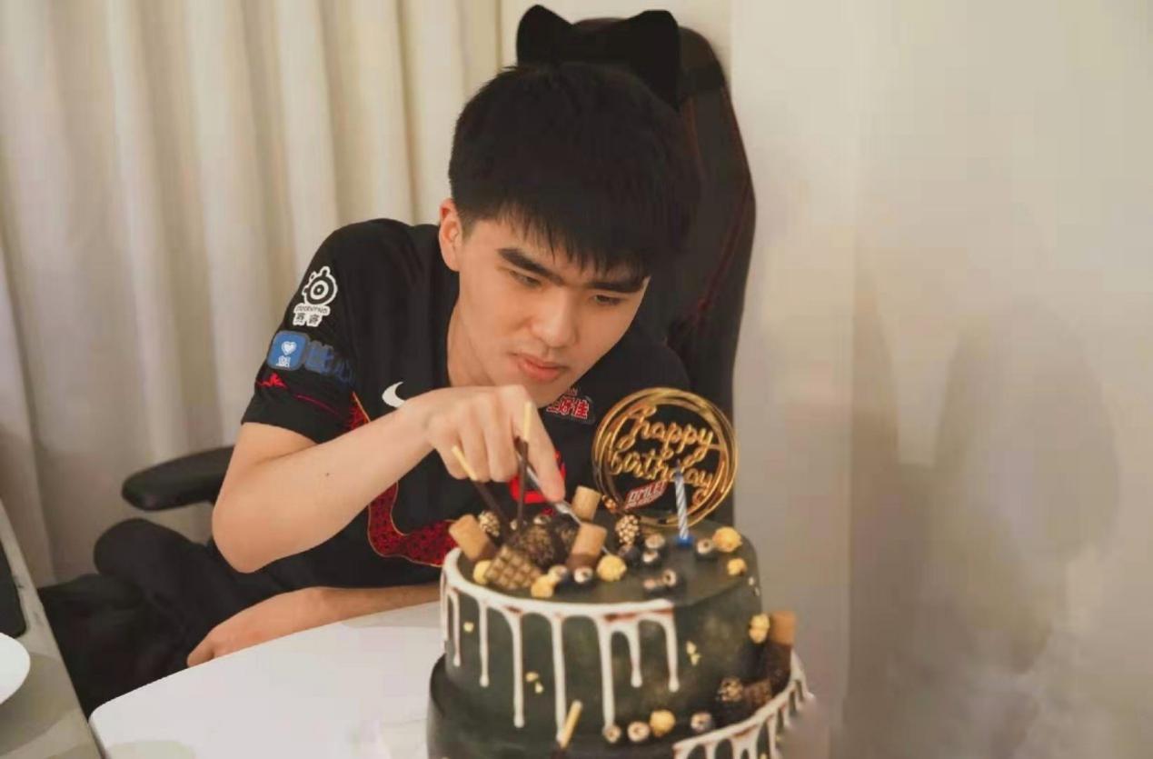 今年生日大家陪你一起,fpx的林炜翔21岁生快,fpx众人太暖了_adclwx