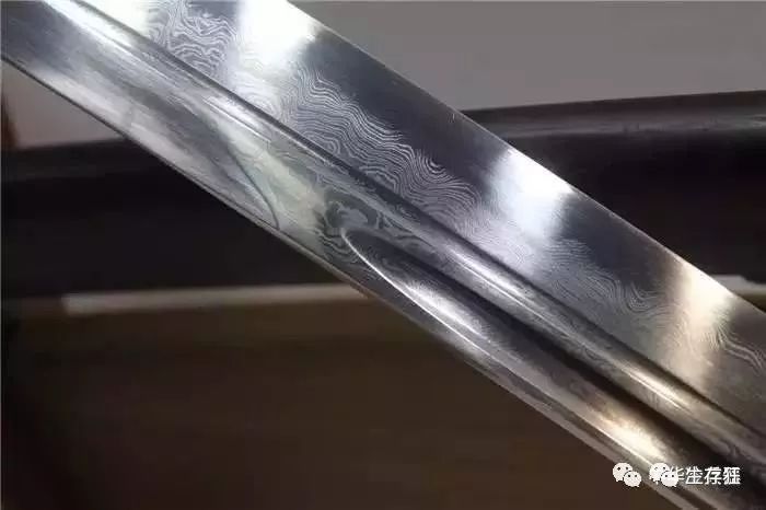 americanized tanto,在前端为平面磨法以增加其刀刃的强度以备穿刺用