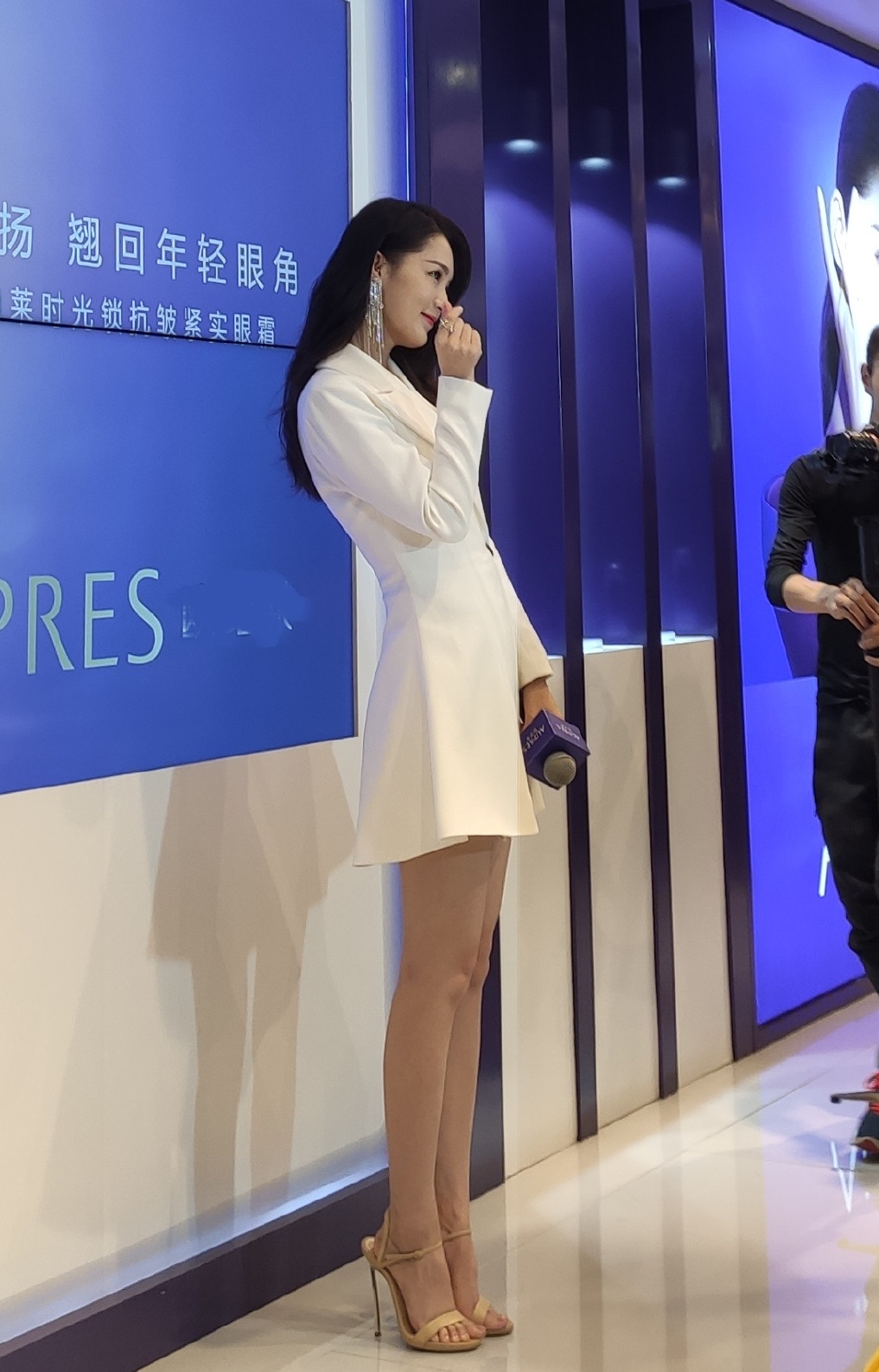原创李沁穿白色连体短裙现身被偶遇路人视角下一双美腿纤细又白皙