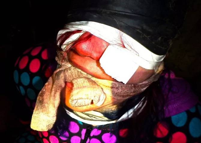 被逼着吃进去蛆虫.被"恐怖人物"用铁链拖着走.