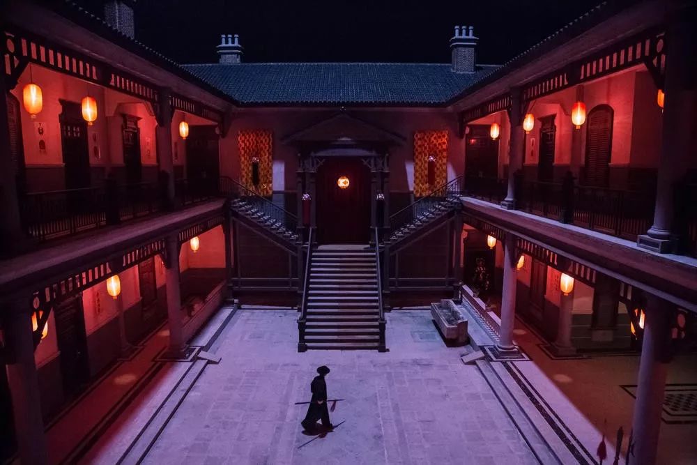 川剧道具师陆墨山初来戏校被欺生,军阀之子杜天龙对其充满敌意,戏校