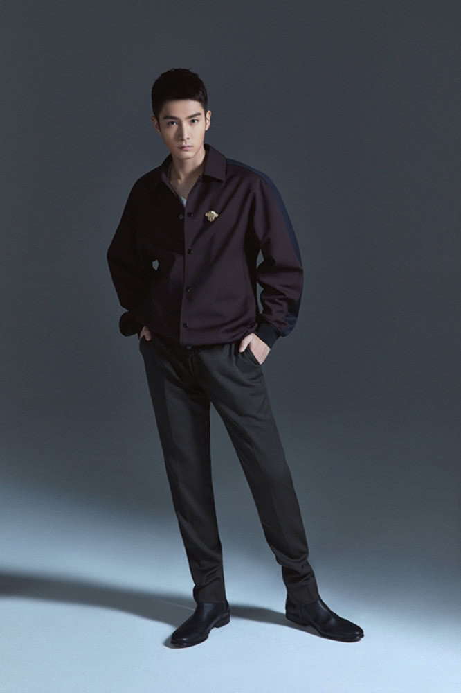 盛一伦暗黑黑暗中侧脸帅气无比