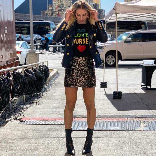 1/ 12 明日华马上40岁了,咋就不显老呢 卡梅拉:和我家小奶狗打个招呼