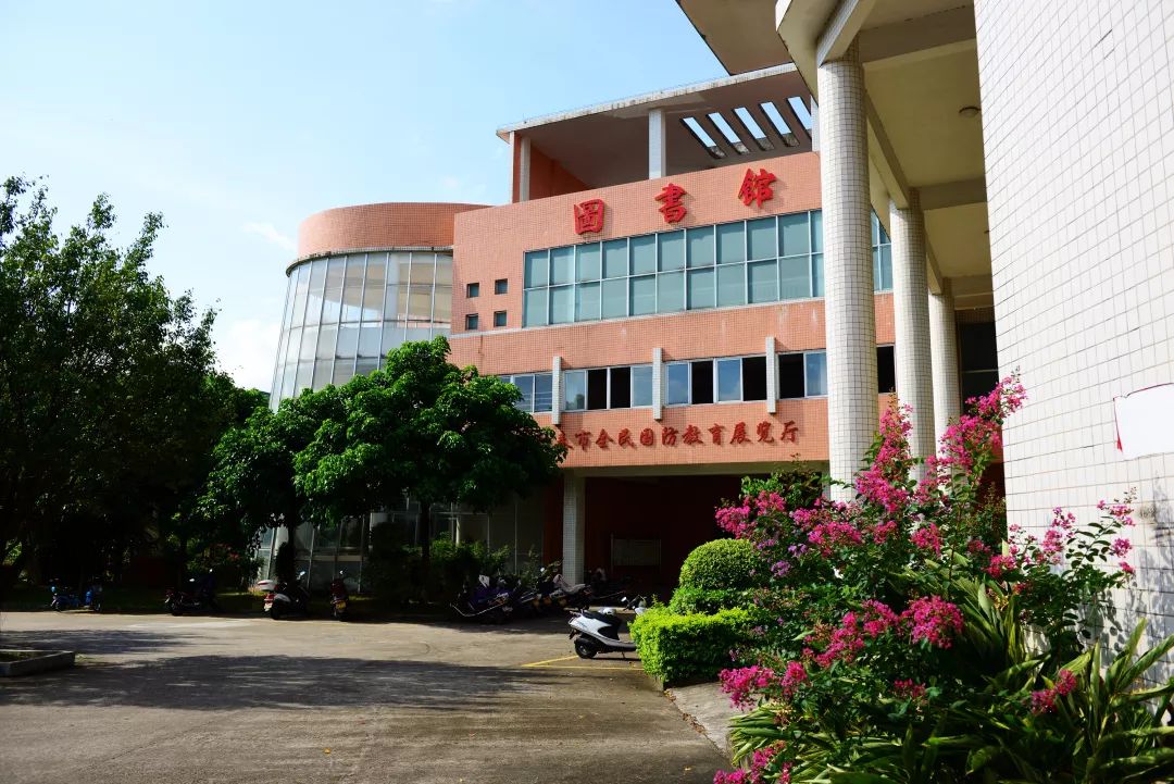 德,智,体各方面都取得了可喜的成绩,此时的一中,在阳春已经崭露头角