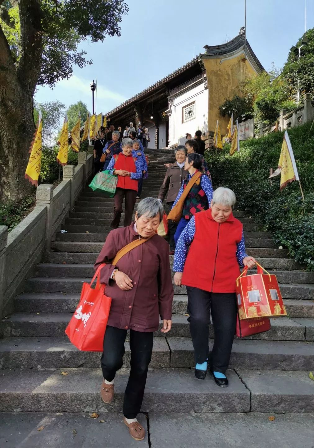 流传下来很少的作品中,竟有三首诗是描述越地绍兴的:《会稽郡楼雪霁》