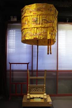 因此这种伞又称"凉伞","罗伞","万民伞",书面语又称"华盖"