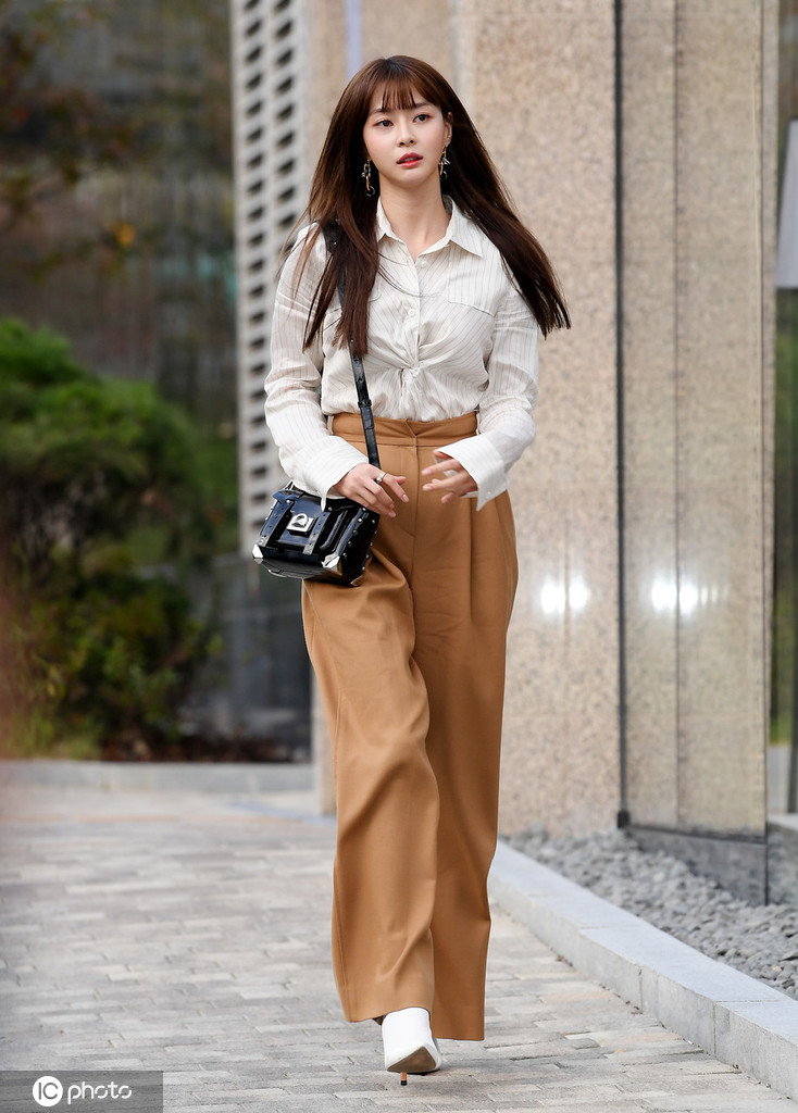 1/ 12 金高银白色斜纹软呢外套 黑色阔腿裤 短靴 chanel手袋摩登优雅.