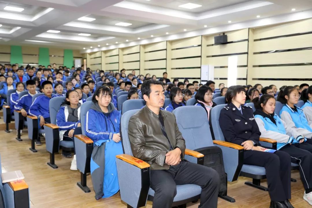 赤峰实验中学预防未成年人违法犯罪暨反校园欺凌扫黑除恶法制讲座