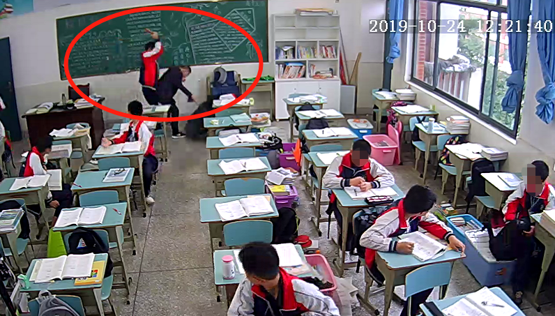 潘闻博 马新斌)一段学生拿砖头殴打老师的视频在网络流传