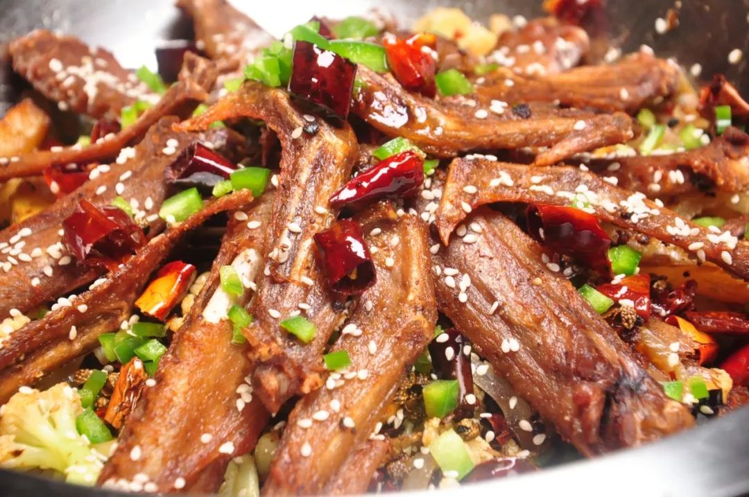 都染上了食欲满满的颜色端上桌的鸭翅量很足干锅鸭翅麻辣味在舌尖游动