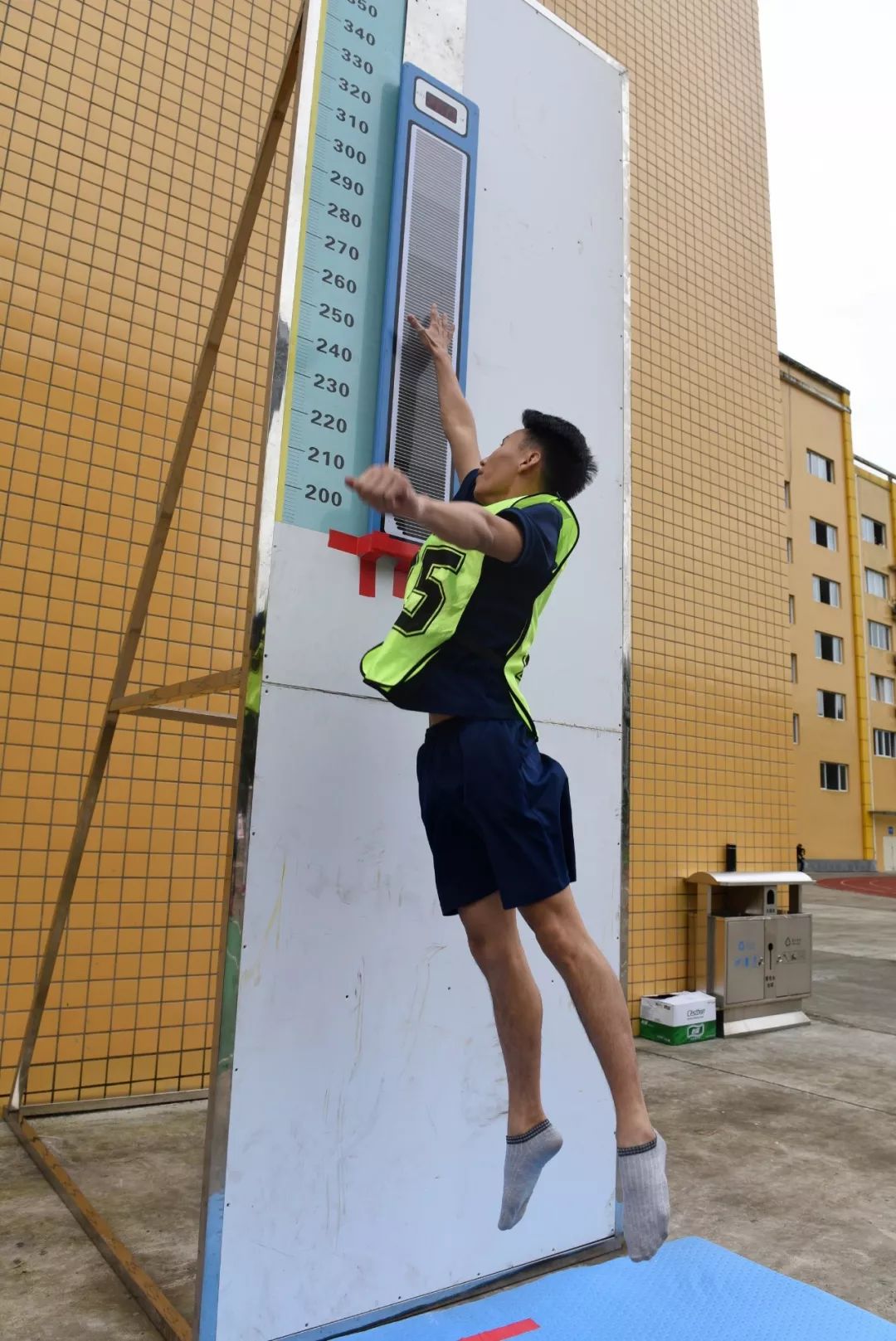 现场达州市2019年第二批消防员招录进入体能测试和岗位适应性测试阶段