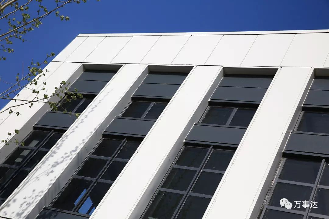 济东智造新城&丽彩钻03,营造灰白映画工业风_幕墙