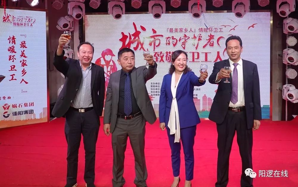 向在场的环卫工人敬酒每一年的环卫工人节,韩加勤都会给阳逻街环卫