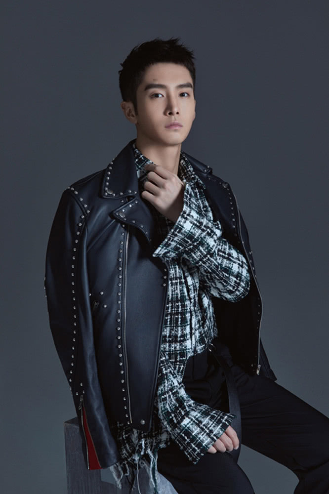 盛一伦暗黑黑暗中侧脸帅气无比