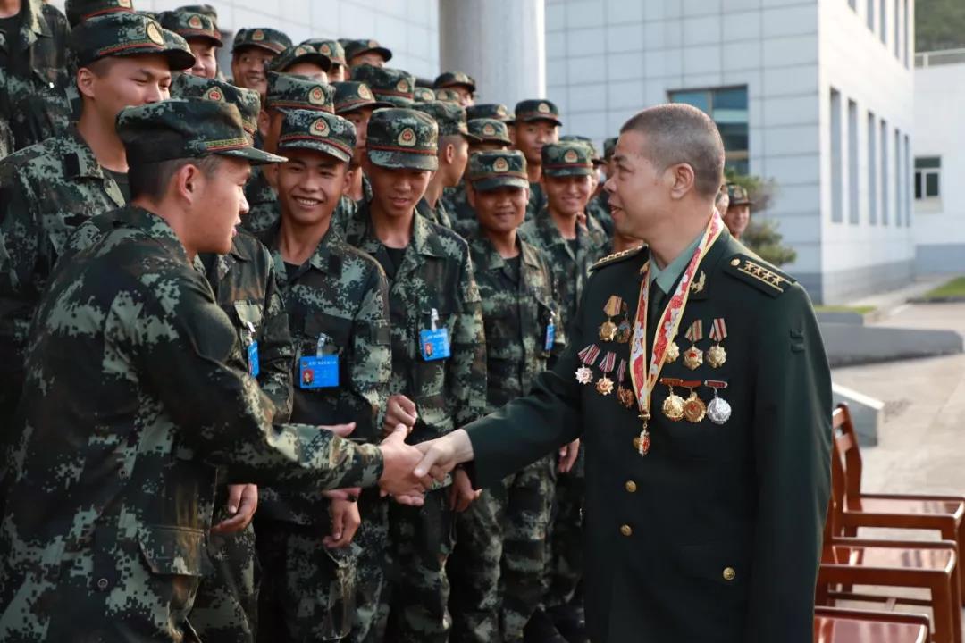 刚刚,武警广西总队新兵团迎来一名履历辉煌的老战友他就是——"全军