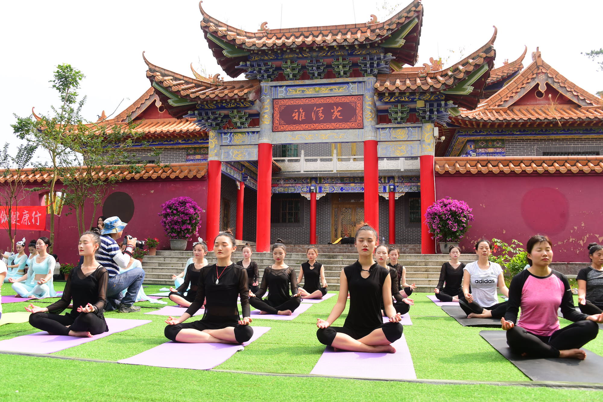 东莞观音山上演醉美"瑜伽秀" 森林新体验受热捧