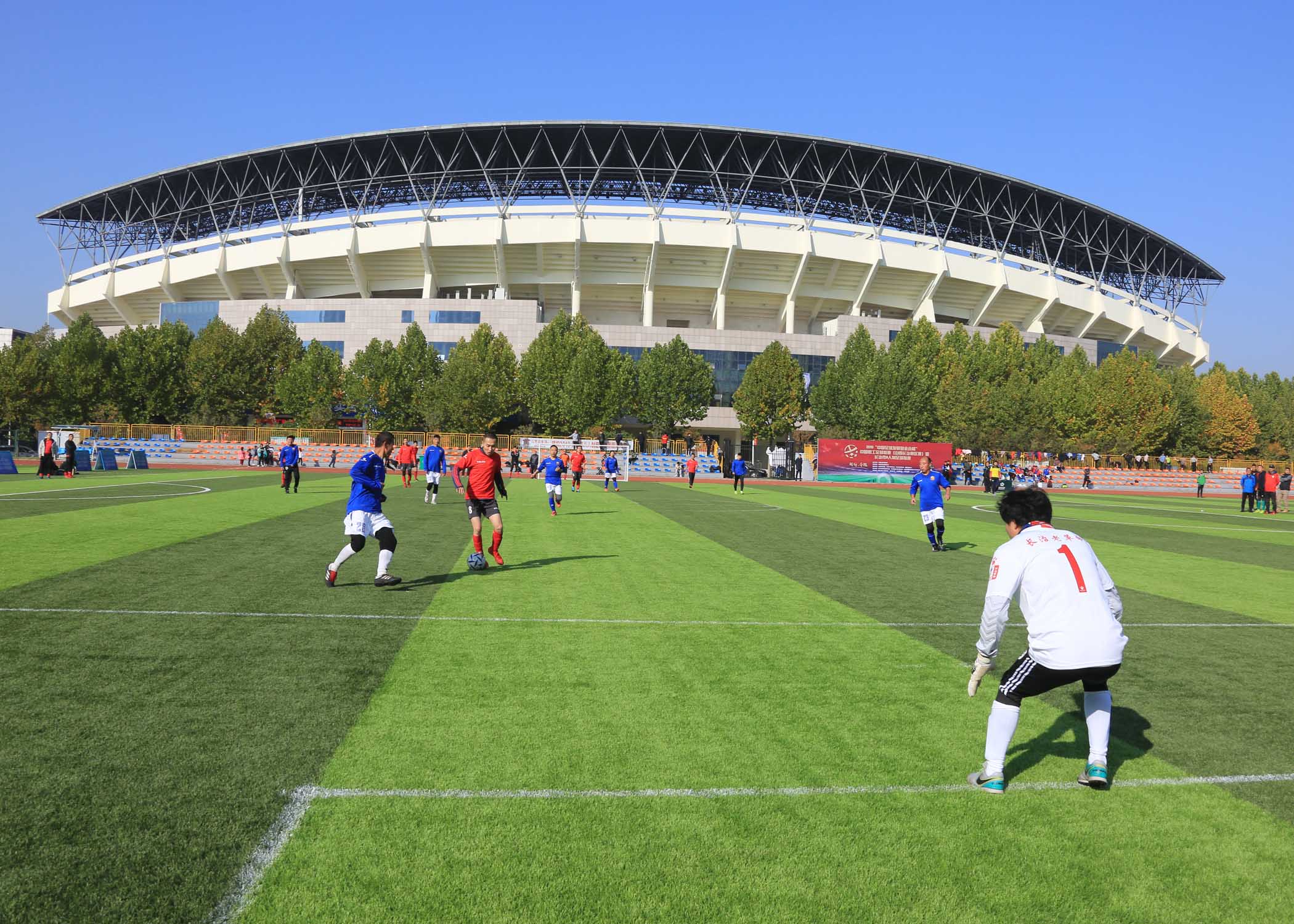 长治市八人制足球联赛在体育中心开赛