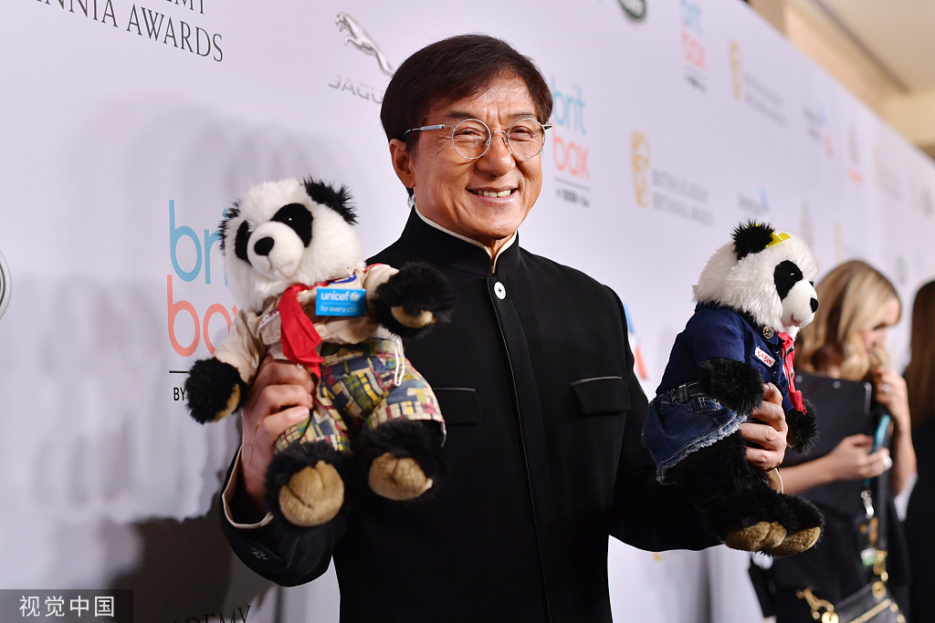 成龙美国穿中山装走红毯 捧国宝大熊猫小表情超萌