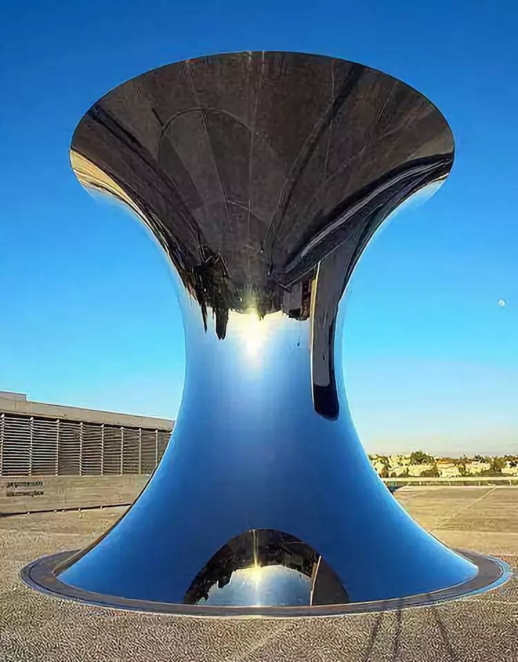 中国首展100吨颜料打造的红色卡普尔