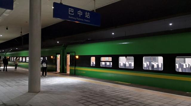 在20:15分,"绿巨人"d5076次动车,从重庆出发的复兴号cr200j动力集中型