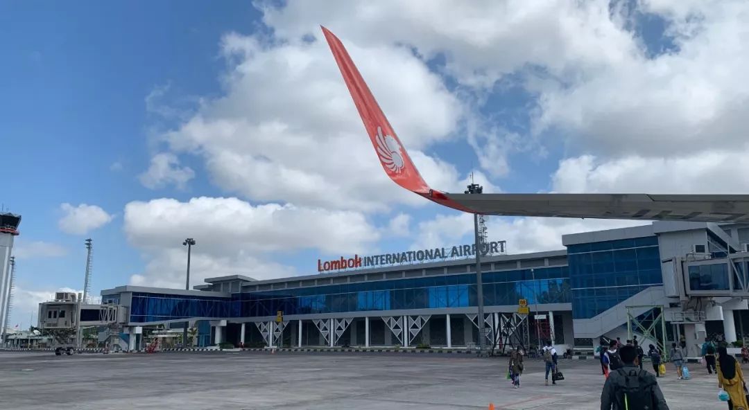 从樟宜机场出发,在印度尼西亚第二大城市——泗水,朱安达国际机场转机