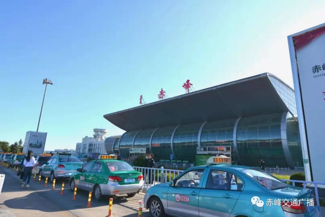 下图:赤峰玉龙机场航站楼1978年,赤峰机场的旅客吞吐量1万多人,此后的