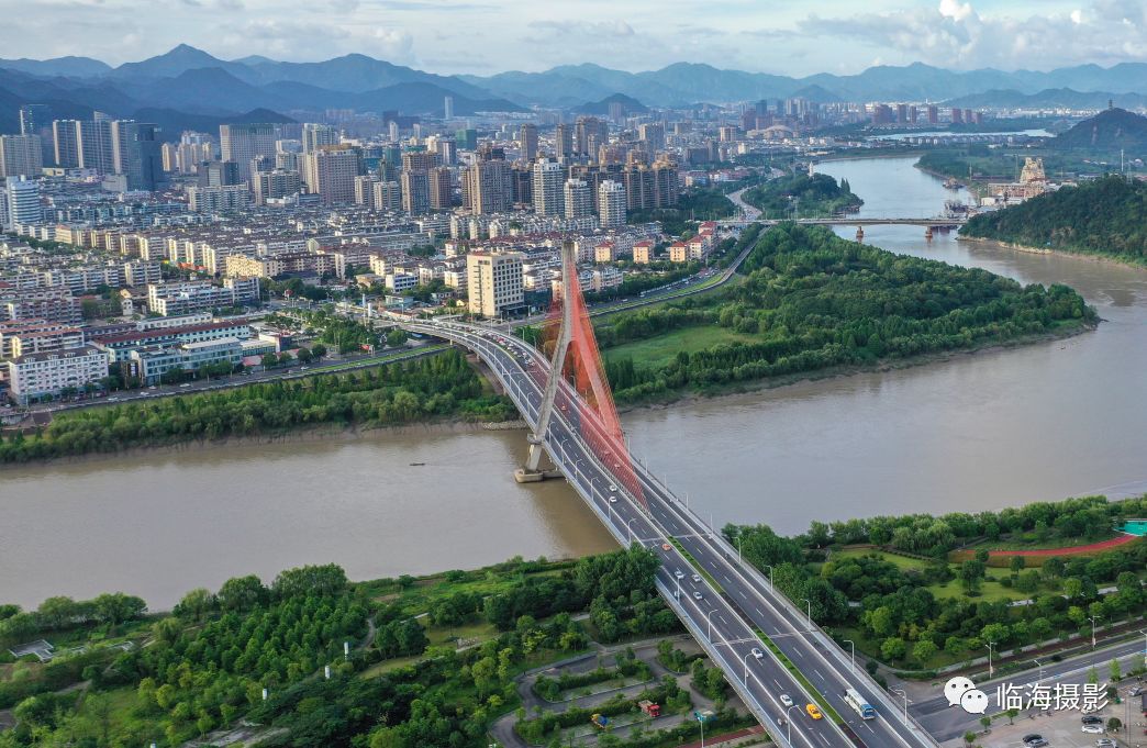 临海大桥工程于2003年开工,2007年完工,距上游灵江一桥1.